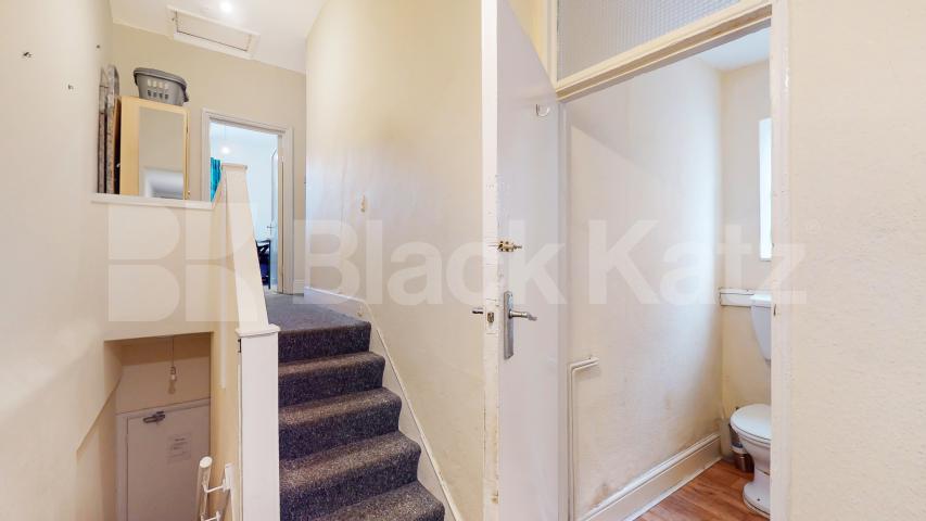 High ceilings, good storage space, modern kitchen & mins from tube Willoughby Road, Turnpike Lane